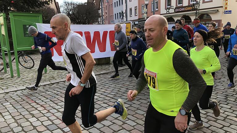 Auf geht's zum Jahresabschluss-Lauf: Zum dritten Mal hatte das Stadtmarketing Gemünden in die Innenstadt eingeladen.