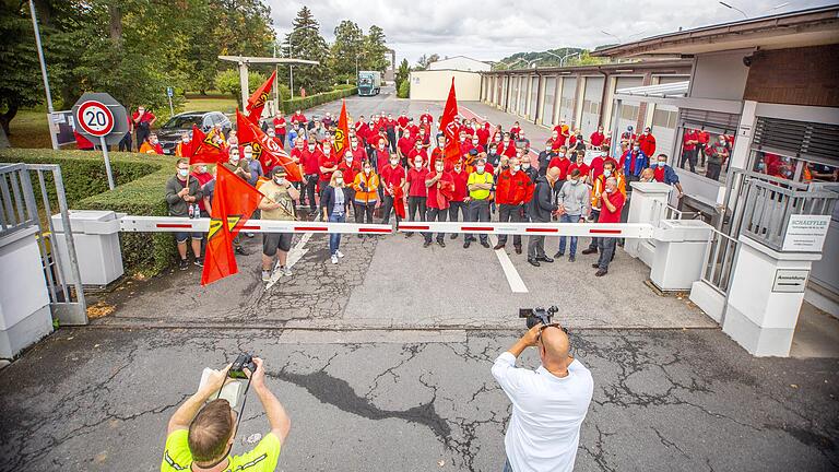 In den vergangenen Monaten haben die Mitarbeiter des Schaeffler-Werks in Eltmann immer wieder gegen dessen drohende Schließung protestiert. Diesen Donnerstag wollen die Arbeiter wieder am Werkstor Flagge zeigen.