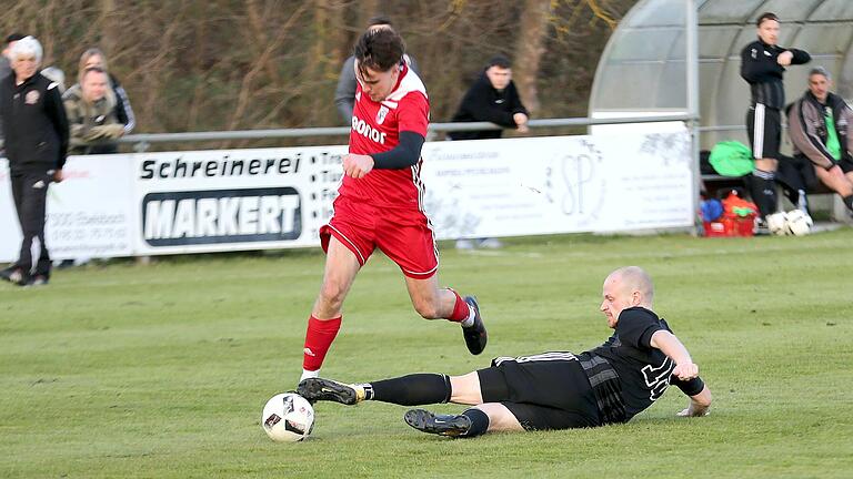 Viermal traf der Haßfurter Maximilian Mahr (links) beim 8:1-Kantersieg in Steinbach. Auch Philip Hückmann von den Sportfreunden kann ihn in dieser Szene nicht stoppen.