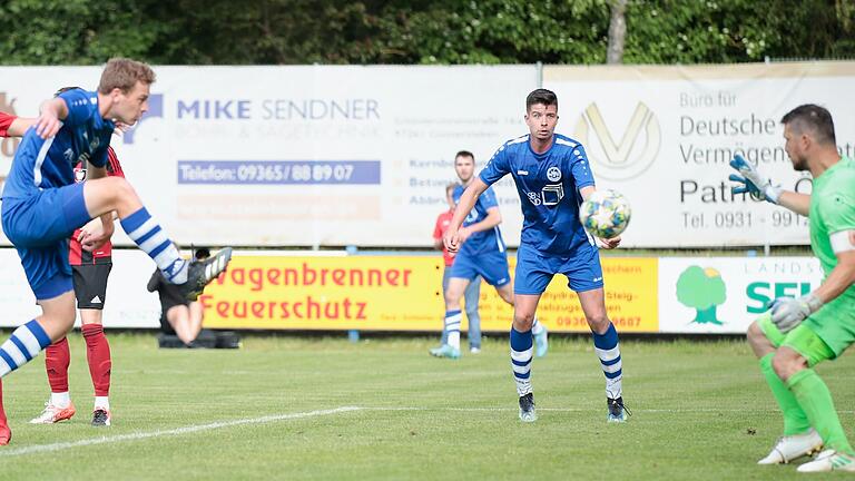 Andreas Hagen (Zweiter von links) vom ASV Rimpar drückt den Ball im Hinspiel der Landesliga-Relegation an Torhüter Tim Friedrich vorbei über die Linie. Rimpars Innenverteidiger Louis Reinhart staunt.