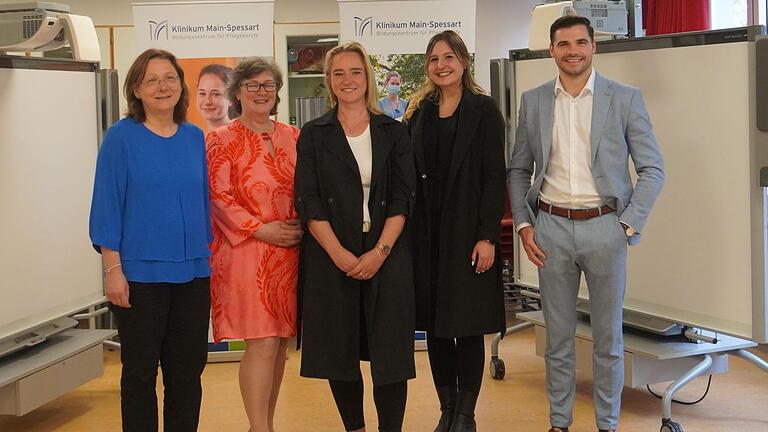 Samantha Dutz und Jessica Schmidt vom Johanniter-Kindergarten (Mitte) mit der kommissarischen Schulleiterin des Bildungszentrums, Monika Vogel-Roos, und der kommissarischen kaufmännischen Leiterin, Ute Sauer (links) sowie Levi Hoffmann, Leiter der Bereiche Gastronomie, Services, Einkauf und Medizintechnik (rechts).