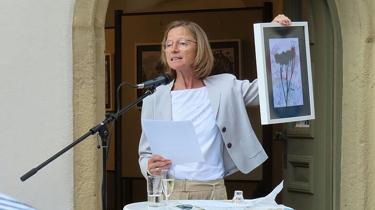 'dreiARTig', Fotografie trifft Druckgrafik, Ausstellung im Rentamt in Bischofsheim.
Margarete Voll hielt die Laudatio für die drei Künstler und deren Ausstellung dreiARTig. Sie zeigte anhand von Werken der drei Künstler die Besonderheiten ihrer Arbeit.