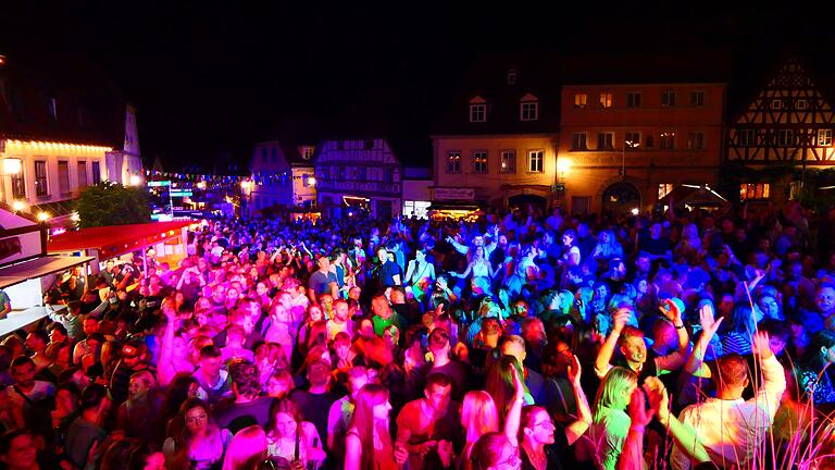 Samstagabend auf dem Zeiler Weinfest: In buntem Lichterglanz präsentierte sich der Marktplatz zu später Stunde.