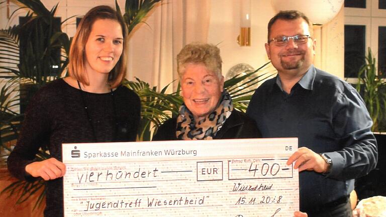 'Ihr' Wiesentheid lag Rosemarie Lang am Herzen. Die Einnahmen ihrer Vorträge spendete sie gerne für soziale Zwecke, etwa den Jugendtreff. Unser Bild zeigt Rosemarie Lang zwischen Ivonne Berthel vom Jugendtreff und dem damaligen Bürgermeister Dr. Werner Knaier. 'Ihr' Wiesentheid lag Rosemarie Lang am Herzen. Die Einnahmen ihrer Vorträge spendete sie gerne für soziale Zwecke, etwa den Jugendtreff. Unser Bild zeigt Rosemarie Lang zwischen Ivonne Berthel vom Jugendtreff und dem damaligen Bürgermeister Dr. Werner Knaier.