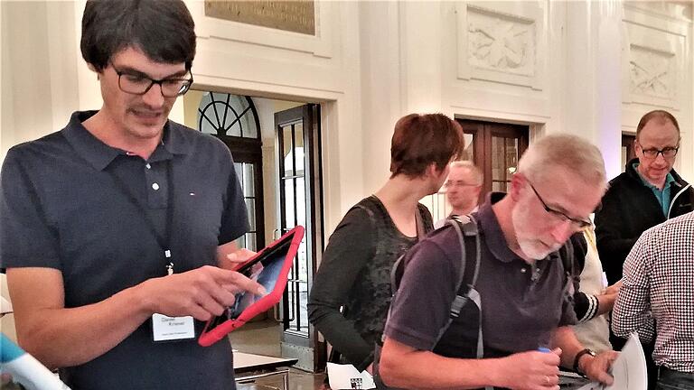Einige Firmen präsentierten während der Bildungskonferenz ihr Angebot im Foyer des Regentenbaus. Sigismund von Dobschütz - Einige Firmen präsentierten während der Bildungskonferenz ihr Angebot im Foyer des Regentenbaus. Sigismund von Dobschütz Einige Firmen präsentierten während der Bildungskonferenz ihr Angebot im Foyer des Regentenbaus. Sigismund von Dobschütz - Einige Firmen präsentierten während der Bildungskonferenz ihr Angebot im Foyer des Regentenbaus. Sigismund von Dobschütz