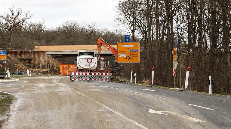 Der vierspurige Ausbau der B 286 zwischen Schweinfurt und Schwebheim geht weiter. Die Sperrung der Brückendurchfahrt am Kreisel Flugplatz Schweinfurt-Süd/Baggersee wurde bereits Ende Februar freigegeben.