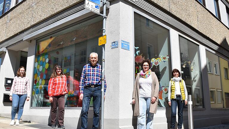 Die Offene Behindertenarbeit (OBA) der Diakonie war zehn Jahre in der Oberen Gasse beheimatet. Eine gute Adresse finden von links FH-Praktikantin Sarah Kimmel, die Verwaltungsfachkraft Nicole Meusel, der Leiter Offene Behindertenarbeit des Diakonisches Werkes, Reinhold Stiller, und die Erzieherinnen Andrea Huth und Ingrid Licha, denn die OBA war mitten in der Stadt und gut erreichbar. Zum 31. Mai endet der Mietvertrag.&nbsp; &nbsp;&nbsp;