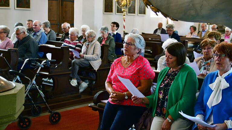 Die Seniorengruppe in der Wallfahrtskirche Dimbach.