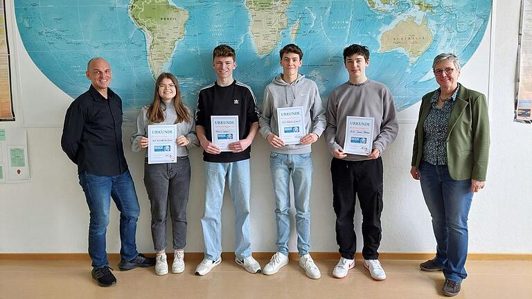 Im Bild von links: Betreuende Lehrkraft Michael Wehner, 2. Klassensiegerin 10a Katharina Buchs, 1. Schulsieger Nikolas Wappes, 1. Klassensieger 10a Fabian Schmitt, 2. Klassensieger 10b Jonas Braun, stellvertretende Schulleiterin Elisabeth Arnold (fehlende Schüler: 2. Schulsieger Noah Sebald sowie 3. Schulsieger Henry Ramirez).