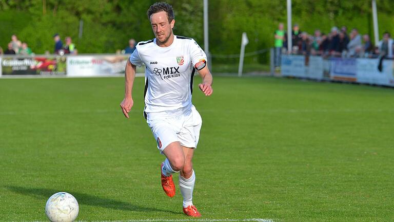 Adrian Dußler vom TSV Abtswind stürmt in den gegnerischen Strafraum. Das Bild entstand im Abtswinder Heimspiel gegen den SV Donaustauf. Der 29-Jährige ist Kapitän der Bayernliga-Mannschaft und aktuell dienstältester Akteur in Reihen des TSV.