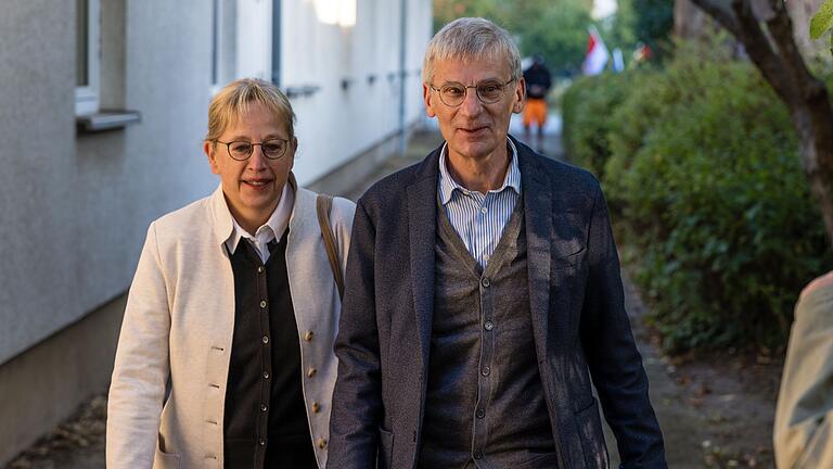 Landtagswahl in Brandenburg – Stimmabgabe Berndt - Auf dem Weg ins Wahlokal. Landtagswahl in Brandenburg – Stimmabgabe Berndt - Auf dem Weg ins Wahlokal.