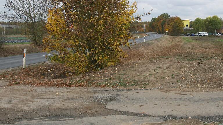 Dass der frisch eingeweihte Radweg von Albertshofen Richtung Kitzinger Gewerbegebiet Dreistock bislang an der Gemarkungsgrenze im Nichts endet, das fand ein deutschlandweites Medien-Echo. Das ZDF präsentierte das Thema im Länderspiegel als Hammer der Woche.