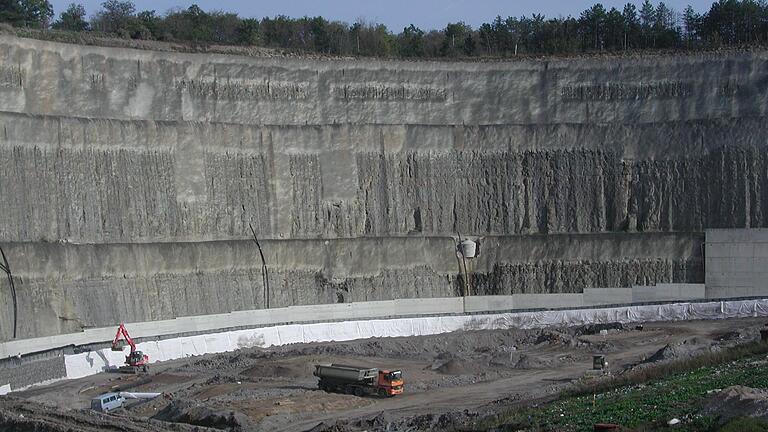 Stand 2005: Beeindruckend sind die gigantisch hohen Wände der Deponie. Die Basisabdichtung war bis zur ersten Berme noch nicht ganz ausgebaut.