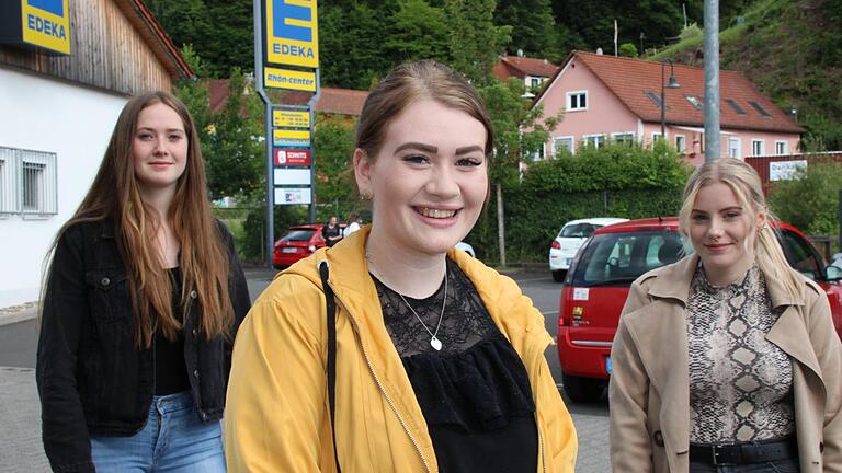 Josephine Douglas (vorne), Sophie Siemon (links) und Marie Schlott griffen ein, als ein Autofahrer am Freitag hilflos in seinem verschlossenen Wagen saß. Foto: Ulrike Müller       -  Josephine Douglas (vorne), Sophie Siemon (links) und Marie Schlott griffen ein, als ein Autofahrer am Freitag hilflos in seinem verschlossenen Wagen saß. Foto: Ulrike Müller