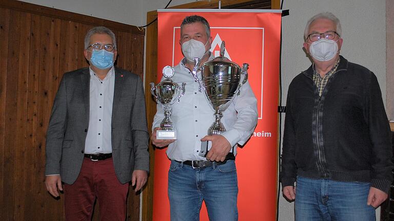 Harald Gans (links) und Reiner Seifert (rechts) übergaben den Wanderpokal für die meisten neu gewonnenen Mitglieder  an den Betriebsratsvorsitzenden Rainer Haag (Mitte) stellvertretend für das IG Metall-Team der Firma Weinig.