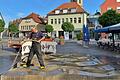 Früh am Morgen ist Michael Zirkelbach in Bad Neustadt unterwegs, um den Springbrunnen am Marktplatz mit dem Hochdruckreiniger zu reinigen.