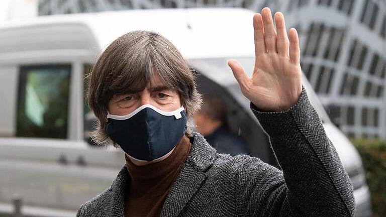 Bundestrainer Joachim Löw winkt bei der Ankunft am Teamhotel in Köln. Die deutsche Nationalmannschaft absolviert drei Spiele innerhalb von sieben Tagen (Gegner: Türkei, Ukraine, Schweiz). «Das ist schon anspruchsvoll und erinnert mich an ein Turnier», so Löw. Foto: Federico Gambarini/dpa       -  Kein anderer deutscher Trainer hat eine derart große Auswahl an Spielern. Ein wirklich glückliches Händchen hatte Joachim Löw zuletzt aber nicht bei seinen Nominierungen.