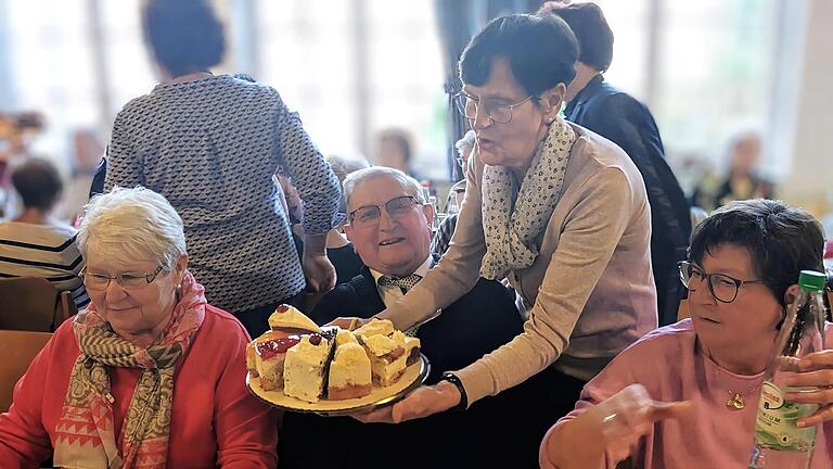 Kuchen und Torte gab es auch für Gitti Hofmann (von rechts), den KAB-Ortsvorsitzenden Oskar Hein und Ehefrau Gertrud.       -  Kuchen und Torte gab es auch für Gitti Klöffel (von rechts), den KAB-Ortsvorsitzenden Oskar Hein und Ehefrau Gertrud.