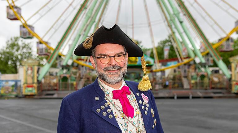 Beim Gautrachtenfest in Schweinfurt auf dem Volksfest erklärte Trachtenexperte Oliver Brust die Besonderheiten der fränkischen Tracht.