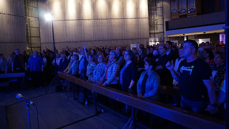 Das Publikum feierte in der Garitzer Kirche die bekannten Songs von Albert Frey. - Das Publikum feierte in der Garitzer Kirche die bekannten Songs von Albert Frey. Das Publikum feierte in der Garitzer Kirche die bekannten Songs von Albert Frey. - Das Publikum feierte in der Garitzer Kirche die bekannten Songs von Albert Frey.