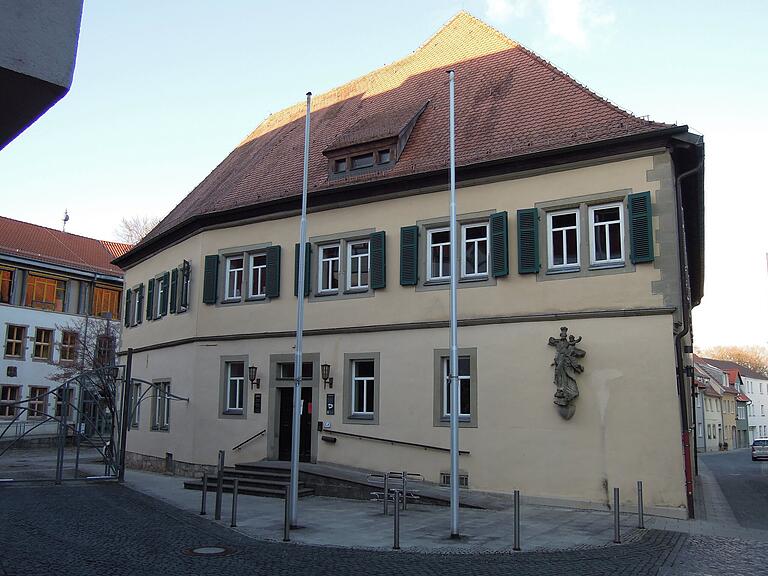 Im ersten Stock des Bildhäuser Hofes wird der Raum für die Stadtbücherei zu klein. Geplant ist ein Umzug in die größere, aber zunächst zu sanierende Amtskellerei.