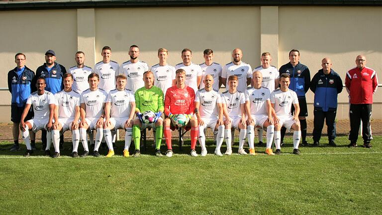 Der Kader des TSV Gochsheim: (hinten von links) Fitnesstrainer Olaf Bertling, Trainer Stefan Riegler, Dominik Demar, Jonas Heimrich, Daniel Meusel, Jonas Lamberty, Christian Niklaus, Mario Ketterl, Mirka Mekic, Janosch Sprenger, Torwarttrainer Marco Kuhn, Schiedsrichter-Betreuer Matthias Hellenparth, Mannschaftsbetreuer Peter Nähter; (vorne von links) Fnand Tewelte, Marcial Weisensel, Hannes Graetz, Janosch Sommer, Irnes Husic, Jan Deppert, Erdisan Berisha, Manuel Zweiböhmer, Jannik Döpfert und Rico Gmehling. Es fehlt: Alexander Derra. Der Kader des TSV Gochsheim: (hinten von links) Fitnesstrainer Olaf Bertling, Trainer Stefan Riegler, Dominik Demar, Jonas Heimrich, Daniel Meusel, Jonas Lamberty, Christian Niklaus, Mario Ketterl, Mirka Mekic, Janosch Sprenger, Torwarttrainer Marco Kuhn, Schiedsrichter-Betreuer Matthias Hellenparth, Mannschaftsbetreuer Peter Nähter; (vorne von links) Fnand Tewelte, Marcial Weisensel, Hannes Graetz, Janosch Sommer, Irnes Husic, Jan Deppert, Erdisan Berisha, Manuel Zweiböhmer, Jannik Döpfert und Rico Gmehling. Es fehlt: Alexander Derra.