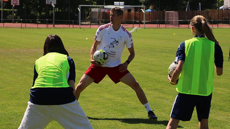 Sven Bender beim Fußball-Training in Kitzingen: Gleich mehrere Profis aus dem Spitzensport unterstützten ein Sport-Camp in den Pfingstferien.&nbsp;