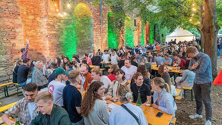 Das Hofgartenweinfest ist eröffnet. Zahlreiche Besucher genießen am Freitag das Weinfest im Hofgarten der Residenz Würzburg.