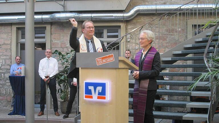 Stadtpfarrer Thomas Eschenbacher und seine evangelische Kollegin, Pfarrerin Adelheid Augustin segneten die modernisierten Räumlichkeiten und baten um Gottes Schutz. Foto: Winfried Ehling       -  Stadtpfarrer Thomas Eschenbacher und seine evangelische Kollegin, Pfarrerin Adelheid Augustin segneten die modernisierten Räumlichkeiten und baten um Gottes Schutz. Foto: Winfried Ehling