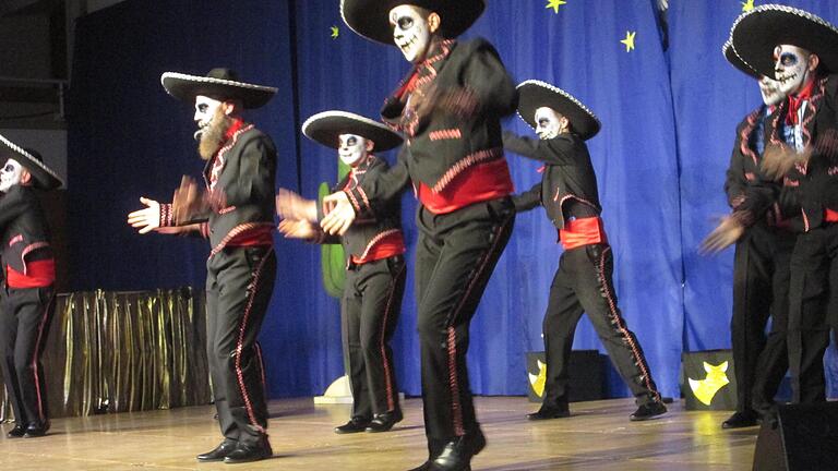 Einen Kulttanz aus Mexiko führte das Fuchsstädter Männerballett als Mariachis auf und erntete viel Applaus.       -  Einen Kulttanz aus Mexiko führte das Fuchsstädter Männerballett als Mariachis auf und erntete viel Applaus.