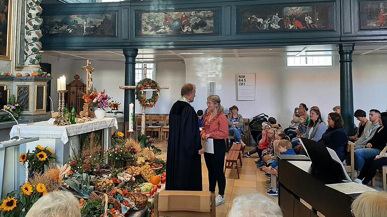 Pfarrer Harald Vogt überreichte Julia Kerzner die Lektoren-Urkunde.