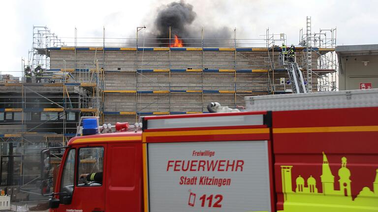 Mit einem Großaufgebot bekämpfen die Feuerwehrleute aus Kitzingen, Repperndorf und Sickershausen den Brand am neuen Kitzinger Staatsarchiv. Mit einem Großaufgebot bekämpfen die Feuerwehrleute aus Kitzingen, Repperndorf und Sickershausen den Brand am neuen Kitzinger Staatsarchiv.