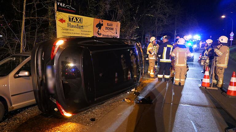 Zwei Stunden war die Straße in Haßfurt nach dem Unfall teilweise komplett gesperrt. Zwei Stunden war die Straße in Haßfurt nach dem Unfall teilweise komplett gesperrt.