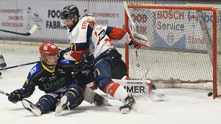 Georg Pinsack (links) vom ERV Schweinfurt erzielte im Spiel gegen den VfE Ulm/Neu-Ulm mit vollem Körpereinsatz den Treffer zum 2:3. Georg Pinsack (links) vom ERV Schweinfurt erzielte im Spiel gegen den VfE Ulm/Neu-Ulm mit vollem Körpereinsatz den Treffer zum 2:3.