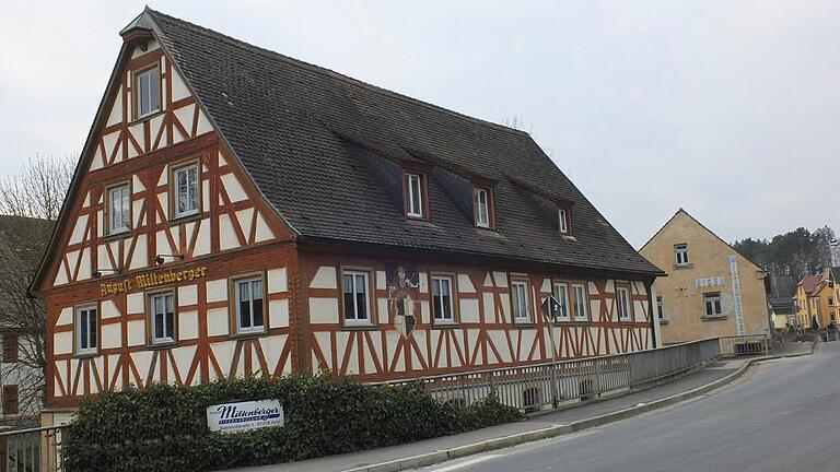 Der Haushaltswarenladen in dem markante Bau in Aub an der Gollach gehört demnächst der Vergangenheit an. Ebenso so das Schild Der Haushaltswarenladen in dem markante Bau in Aub an der Gollach gehört demnächst der Vergangenheit an. Ebenso so das Schild