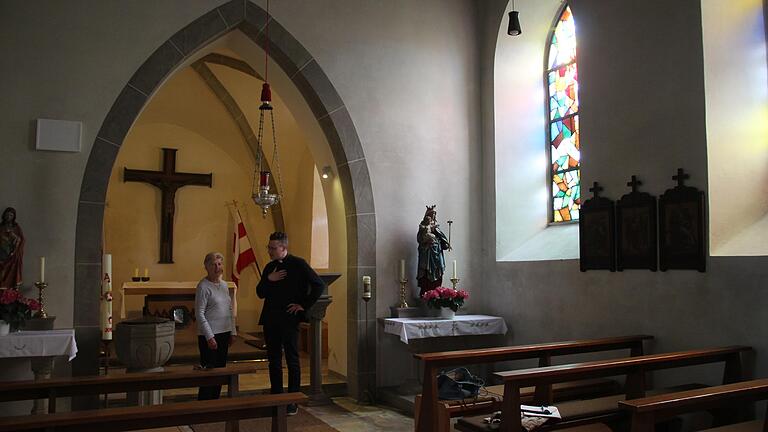 Pfarrer Eugen Daigeler und Gerlinde Erhart in der Kirche von Altenmünster Pfarrer Eugen Daigeler und Gerlinde Erhart in der Kirche von Altenmünster