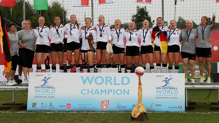 Die deutsche Faustball-Nationalmannschaft der Frauen hat die Weltmeisterschaft 2021 in Österreich gewonnen. Mit dabei war Svenja Schröder (Fünfte von links) vom TV Segnitz. Die deutsche Faustball-Nationalmannschaft der Frauen hat die Weltmeisterschaft 2021 in Österreich gewonnen. Mit dabei war Svenja Schröder (Fünfte von links) vom TV Segnitz.