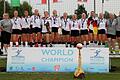 Die deutsche Faustball-Nationalmannschaft der Frauen hat die Weltmeisterschaft 2021 in Österreich gewonnen. Mit dabei war Svenja Schröder (Fünfte von links) vom TV Segnitz.