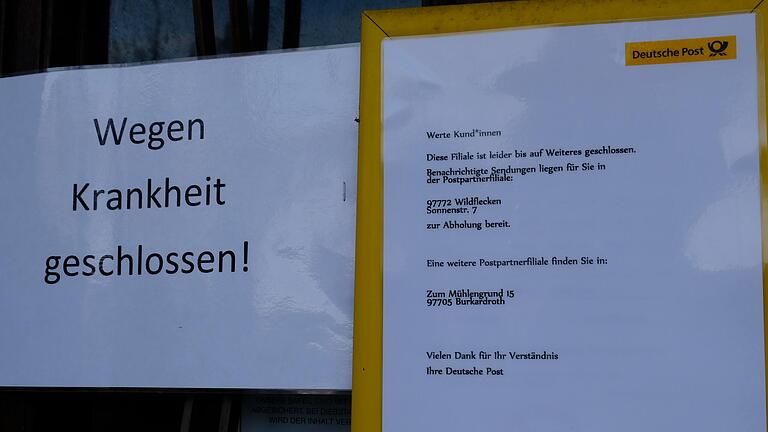 Zwei Zettel informieren über die Schließung der Bischofsheimer Postfiliale. Darin werden auch Ausweichmöglichkeiten genannt. Zwei Zettel informieren über die Schließung der Bischofsheimer Postfiliale. Darin werden auch Ausweichmöglichkeiten genannt.