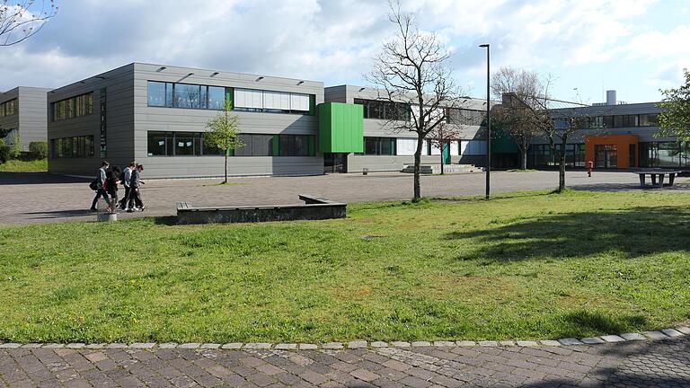 Die Lohrer Mittelschule hat nach der tödlichen Gewalttat von vielen Seiten Hilfe bekommen. Die Lohrer Mittelschule hat nach der tödlichen Gewalttat von vielen Seiten Hilfe bekommen.