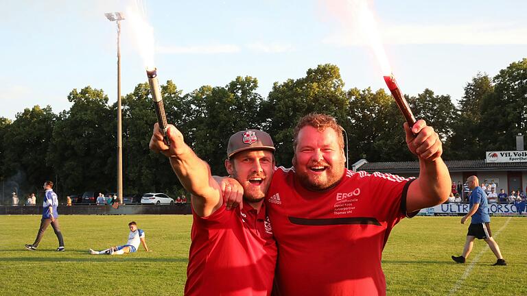 Fans und Spieler der SG Castell-Wiesenbronn im Freudentaumel.