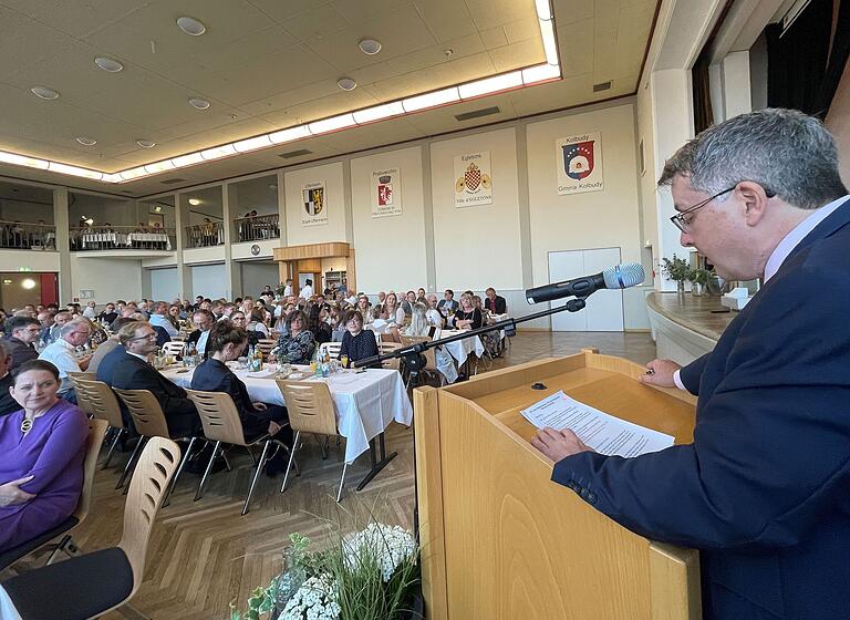Bürgermeister Wolfgang Lampe begrüßte viele Gäste beim Festabend zum Stadtjubiläum. Bürgermeister Wolfgang Lampe begrüßte viele Gäste beim Festabend zum Stadtjubiläum.