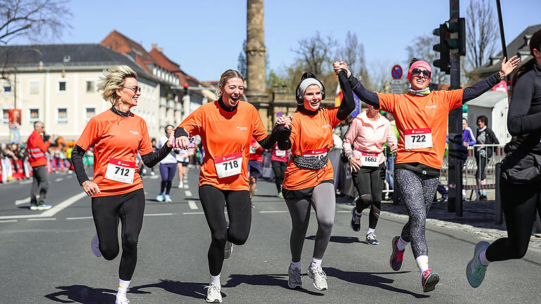 Zahlreiche Läuferinnen und Läufer nehmen am Sonntag 06.04.25 beim 35. Residenzlauf in Würzburg teil.