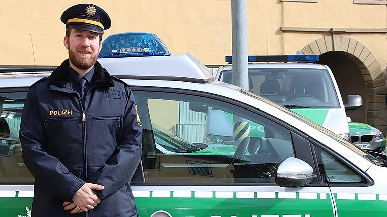 Christian Georgi ganz offiziell in Uniform und mit Mütze. So wird man den Polizeirat öfter in Kitzingen sehen.