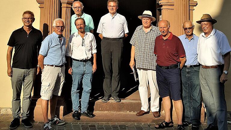 Bei der Präsentation der Renovierungsarbeiten an der Spitalkirche St. Jakobus der Ältere in Karlstadt mit Manfred Goldkuhle trafen sich Helfer, Sponsoren und Pfarrer Simon Mayer. Bei der Präsentation der Renovierungsarbeiten an der Spitalkirche St. Jakobus der Ältere in Karlstadt mit Manfred Goldkuhle trafen sich Helfer, Sponsoren und Pfarrer Simon Mayer.