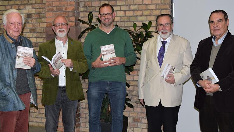 Der Lohrer Geschichts- und Museumsverein hat sein achtes Jahrbuch herausgegeben. Auf unserem Foto sind fünf der sechs Autoren zu sehen: Jürgen Ackermann, Josef Harth, Gerd Walter, Karl Anderlohr und Hans-Joachim Wirthmann (von links).