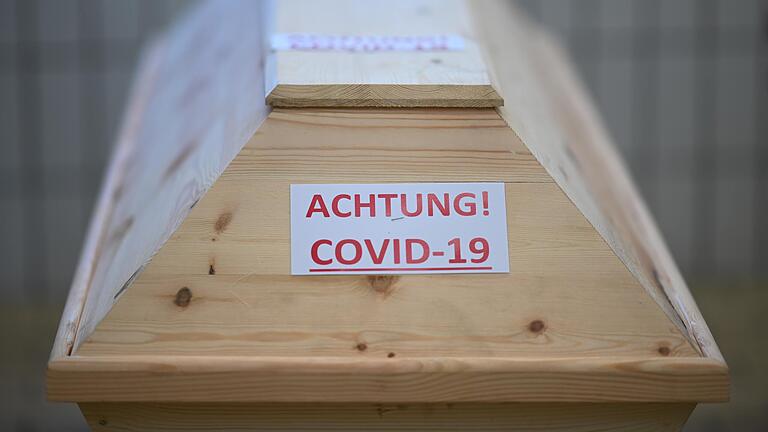In den zweieinhalb Jahren Corona-Pandemie stieg in Bayern die Sterblichkeit deutlich. Die Statistik gibt nun Hinweise, wer nach einer Infektion besonders gefährdet war. In den zweieinhalb Jahren Corona-Pandemie stieg in Bayern die Sterblichkeit deutlich. Die Statistik gibt nun Hinweise, wer nach einer Infektion besonders gefährdet war.