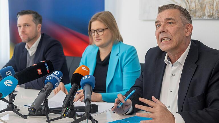 Zum Abschluss der Winterklausur der Landtags-AfD vor der Presse in Schweinfurt: AfD-Fraktionsvize Richard Graupner (rechts), die Fraktionsvorsitzende Katrin Ebner-Steiner und Christoph Maier, Parlamentarischer Geschäftsführer der Partei in Bayern. Zum Abschluss der Winterklausur der Landtags-AfD vor der Presse in Schweinfurt: AfD-Fraktionsvize Richard Graupner (rechts), die Fraktionsvorsitzende Katrin Ebner-Steiner und Christoph Maier, Parlamentarischer Geschäftsführer der Partei in Bayern.