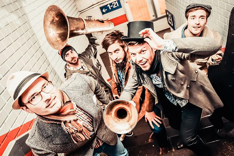 Maik Mondial gehen am Samstag, 27. Juli bei ihrem Auftritt im Stadtgärtchen „mit Vollgas um die Weltmusik“. Maik Mondial gehen am Samstag, 27. Juli bei ihrem Auftritt im Stadtgärtchen „mit Vollgas um die Weltmusik“.