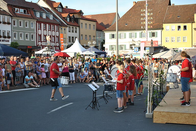 Da kommt gleich beste Stimmung auf: Der Drumcorps SchlagArtig der Kreismusikschule eröffnete den Sommerzauber-Abend. Da kommt gleich beste Stimmung auf: Der Drumcorps SchlagArtig der Kreismusikschule eröffnete den Sommerzauber-Abend.